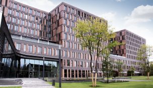 Frankfurt School – Zu eng mit der Privatwirtschaft verbandelt?